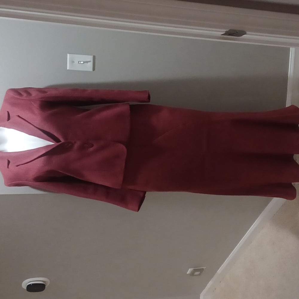 Cranberry KALIKO Skirt Suit Size 8 UK No more discounts!
